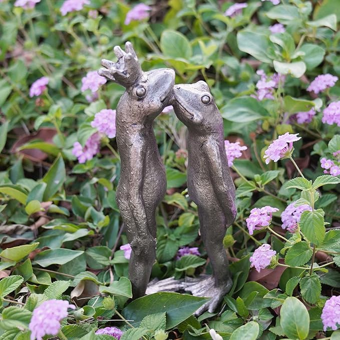Frog Decor Garden Statue Decor Outside - Couple Kiss Plog Statue Outside Frog Figurines for Yard Patio Lawn Decorations Couple Frogs Front Yard Decorations Outdoor 3.5" 2" 8.75"